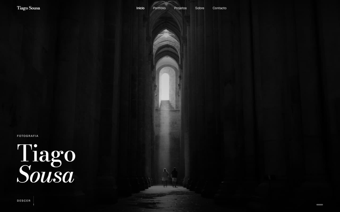 Página inicial do site de Tiago Sousa: uma fotografia a preto e branco do interior do mosteiro, com o nome dele em grande sobre a imagem.